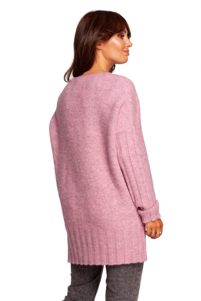Sweter damski z głębokim dekoltem V i dłuższym tyłem pudrowy